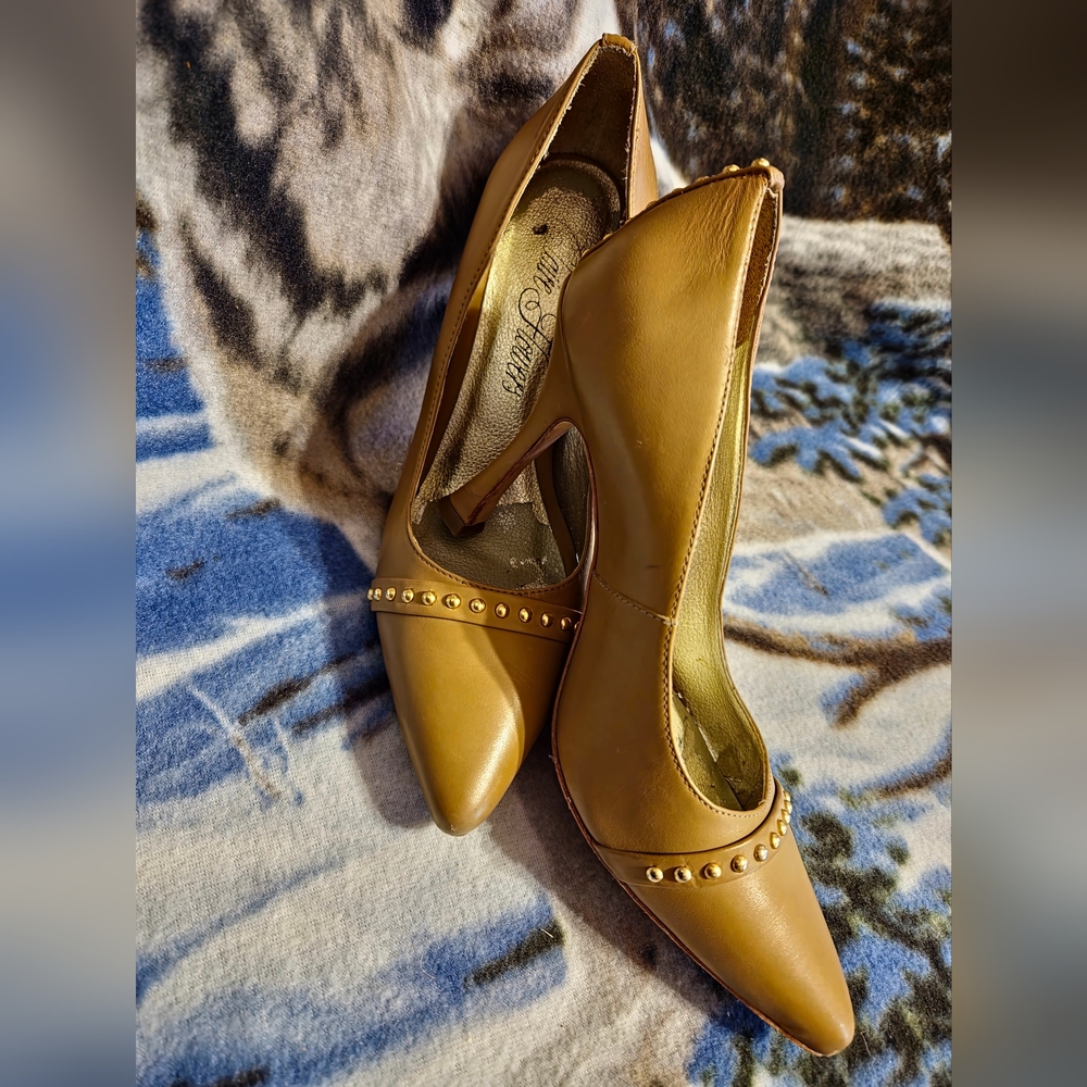 KAREN PUMP BY CLAIRE FLOWERS Nude leather pump with gold studs sz5